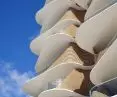 Budynek mieszkaniowy Norfolk w Gold Coast w stanie Queensland w Australii — budynek liczy dziesięć kondygnacji i mieści 15 apartamentów oraz dwa dwupoziomowe mieszkania