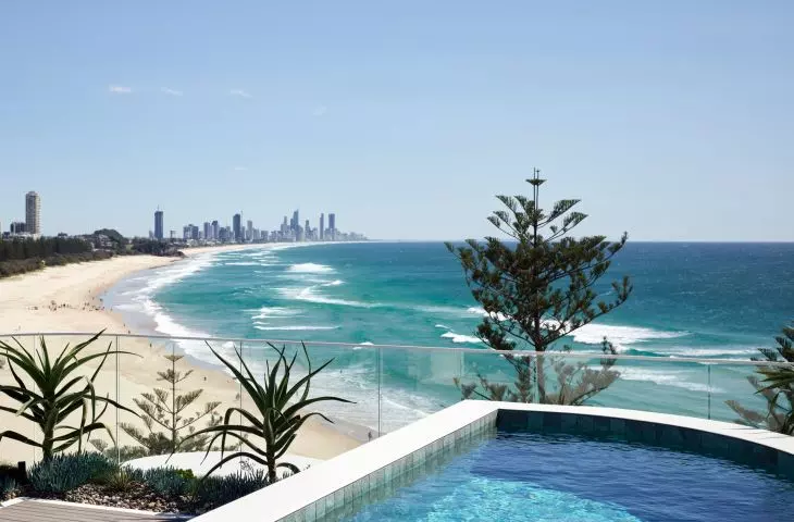 Budynek mieszkaniowy Norfolk w Gold Coast w stanie Queensland w Australii — na dachu budynku znajdują się prywatne baseny 