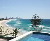 Budynek mieszkaniowy Norfolk w Gold Coast w stanie Queensland w Australii — na dachu budynku znajdują się prywatne baseny 
