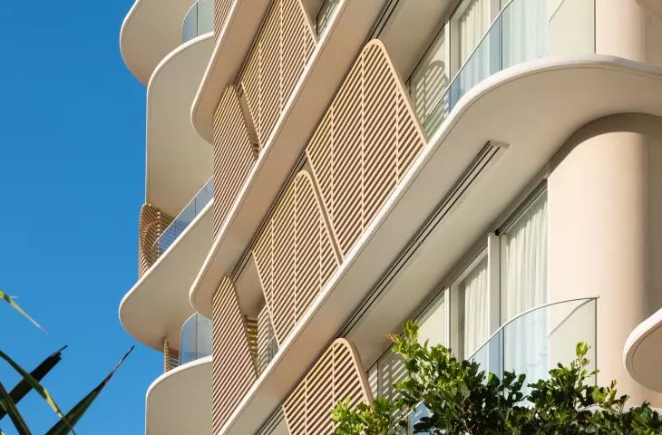 Budynek mieszkaniowy Norfolk w Gold Coast w stanie Queensland w Australii — układ mieszkań został zaprojektowany z uwzględnieniem rozwiązań pasywnych