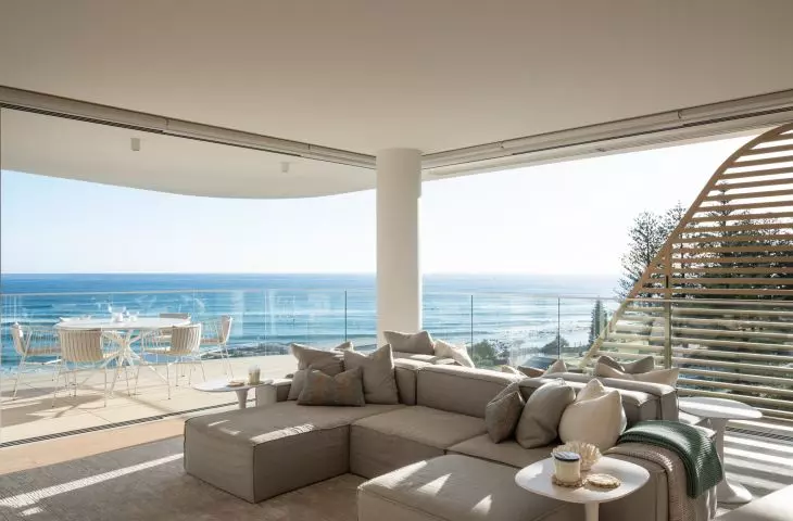 Budynek mieszkaniowy Norfolk w Gold Coast w stanie Queensland w Australii — panoramiczne widoki na ocean stają się integralnym elementem przestrzeni mieszkalnych