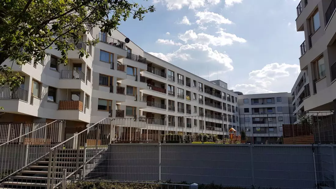 dziedziniec na osiedlu Na Smolnej w dzielnicy Główna; dobrze zaprojektowane mieszkania mieszczą się w ciasno ustawionych blokach; realizacja całego osiedla: od 2010 do dziś, na zdjęciu jeden z pierwszych etapów, proj.: Kostka&Kurka