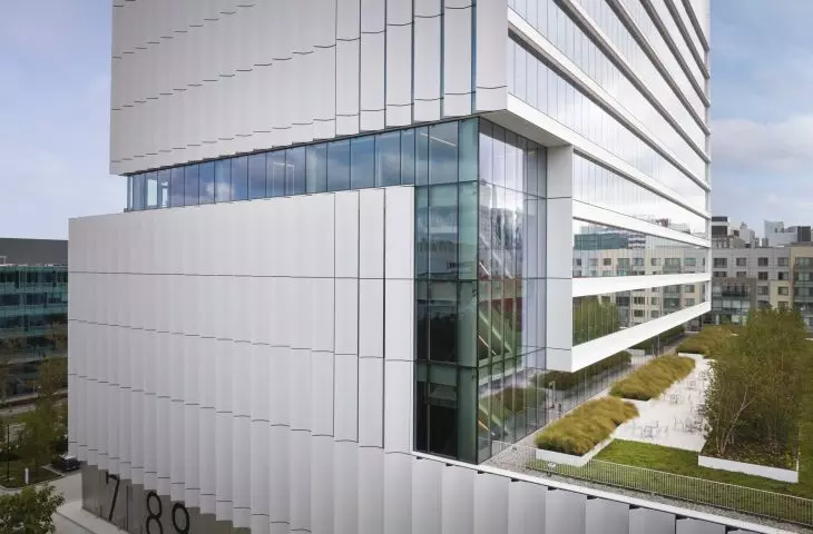 Narodowe Centrum Systemów Transportowych im. Johna A. Volpego — budynek został zaprojektowany w taki sposób, aby maksymalnie wykorzystać dostępne światło słoneczne