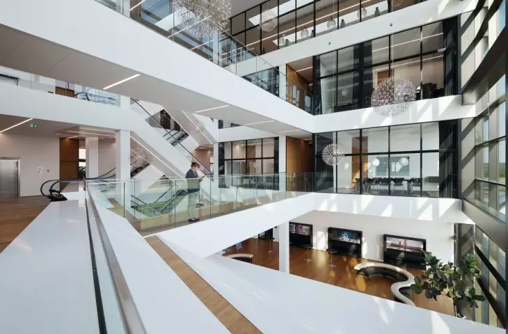 Nowa siedziba i centrum logistyczne Mascot International w duńskim Pårup — wnętrze zostało zaprojektowane wokół centralnego atrium