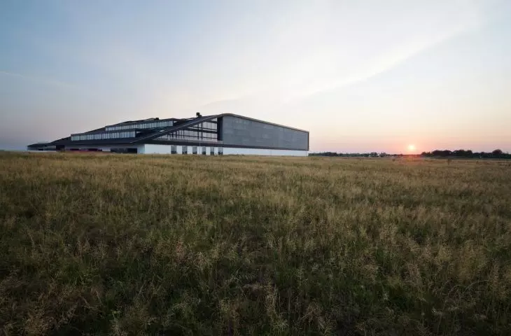 Nowa siedziba i centrum logistyczne Mascot International w duńskim Pårup — widok bryły z oddali 