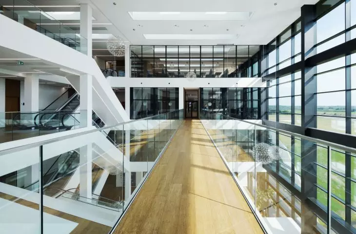Nowa siedziba i centrum logistyczne Mascot International w duńskim Pårup — wnętrze zostało zaprojektowane wokół centralnego atrium