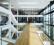 Nowa siedziba i centrum logistyczne Mascot International w duńskim Pårup — wnętrze zostało zaprojektowane wokół centralnego atrium