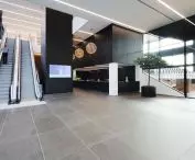 Nowa siedziba i centrum logistyczne Mascot International w duńskim Pårup — widok wnętrza 