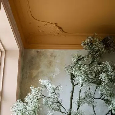 You can also place spatial decorations on the ceiling