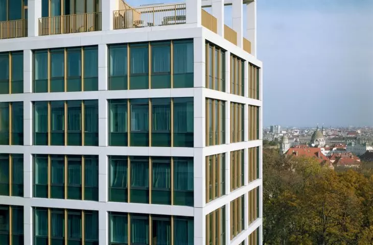 Kampus Corvinus Gellért w Budapeszcie — wieże zostały nazwane literami „J” i „K” – od węgierskich słów „Jövő” (Przyszłość) i „Közösség” (Wspólnota)