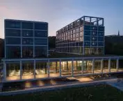 Kampus Corvinus Gellért w Budapeszcie — dwie wieże, które wyłaniają się z tarasowej bryły budynku, równoważą szeroką, horyzontalną bryłę obiektu
