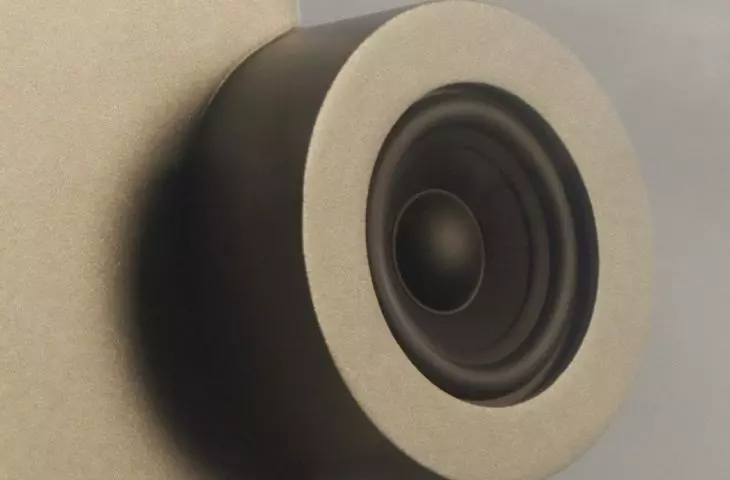 The speaker is equipped with a bass reflex system