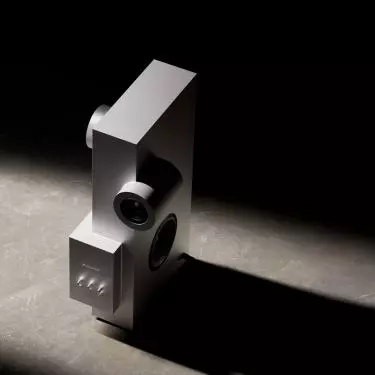 The two tweeters are positioned at 90° to each other