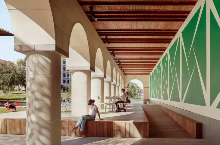 Rewitalizacji przestrzeni zewnętrznej przy Blanton Museum of Art na Uniwersytecie Teksańskim w Austin — nad loggią rozciąga się panoramiczny mural Carmen Herrery Verde