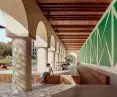 Rewitalizacji przestrzeni zewnętrznej przy Blanton Museum of Art na Uniwersytecie Teksańskim w Austin — nad loggią rozciąga się panoramiczny mural Carmen Herrery Verde