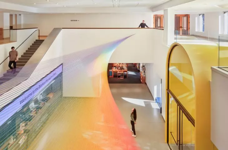 Rewitalizacji przestrzeni zewnętrznej przy Blanton Museum of Art na Uniwersytecie Teksańskim w Austin  — wnętrze muzeum 