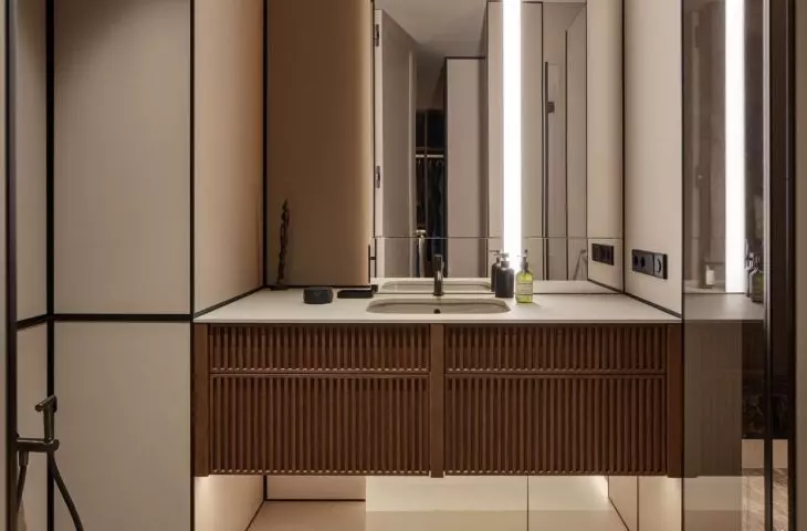The washbasin was placed on a wooden cabinet with fluting