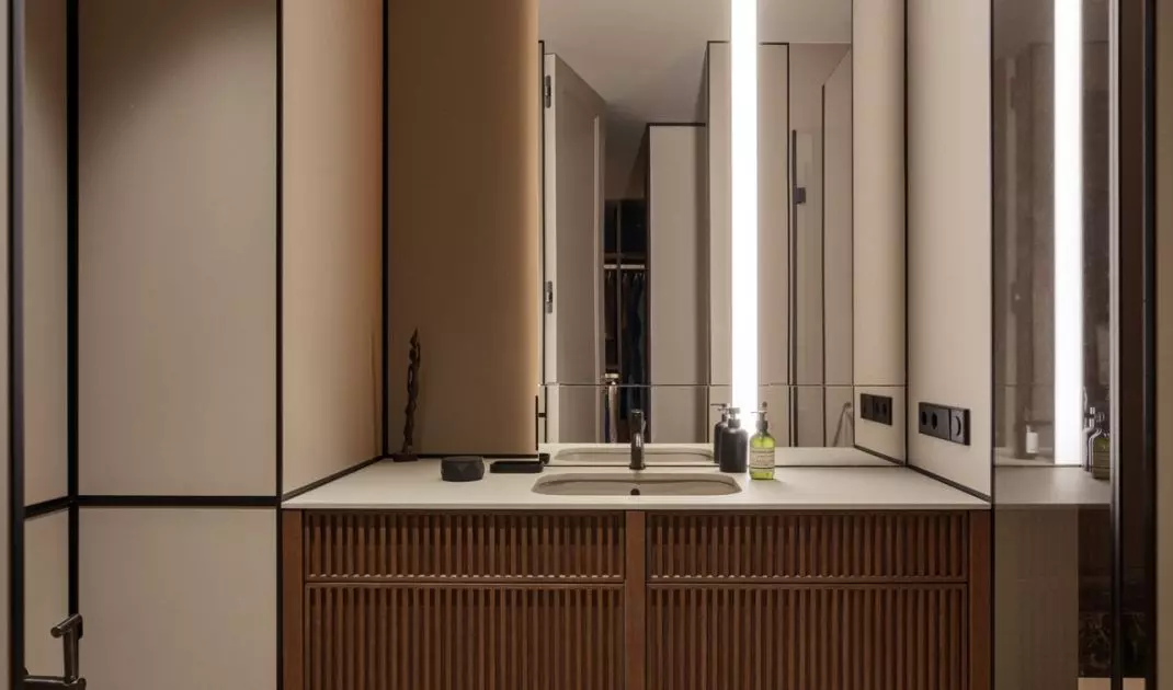The washbasin was placed on a wooden cabinet with fluting