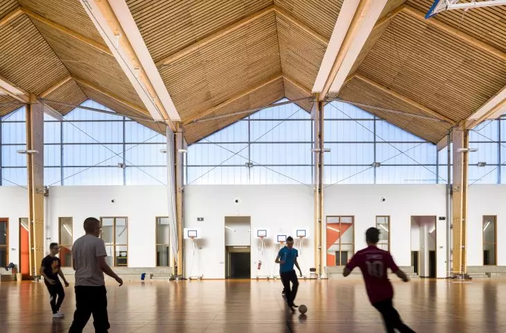 Lycée Louise Michel and Louis Aragon in Gisors - interior view of the sports hall located inside the bridge modules  