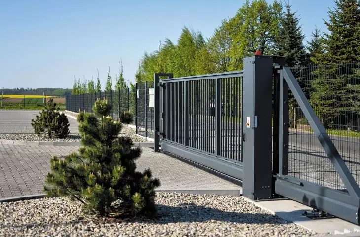 PI industrial fence gates are designed to close entrances with a passage width of up to 16 m, and up to 24 m if two converging gates are used