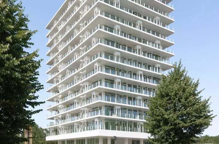 Wieżowiec mieszkalny De Voortuinen w Amsterdamie — widok na budynek od strony ulicy 