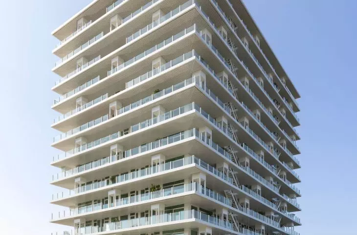 De Voortuinen residential skyscraper in Amsterdam - instead of smooth, uniform facades, the entire structure is surrounded by a balcony zone 3 meters deep