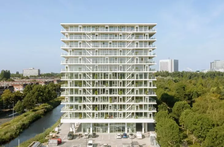De Voortuinen residential skyscraper in Amsterdam - the building has been divided into a set back, high first floor and 12 upper floors