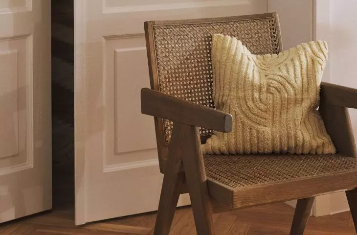 You can introduce a buttery shade into the interior, for example, with textiles