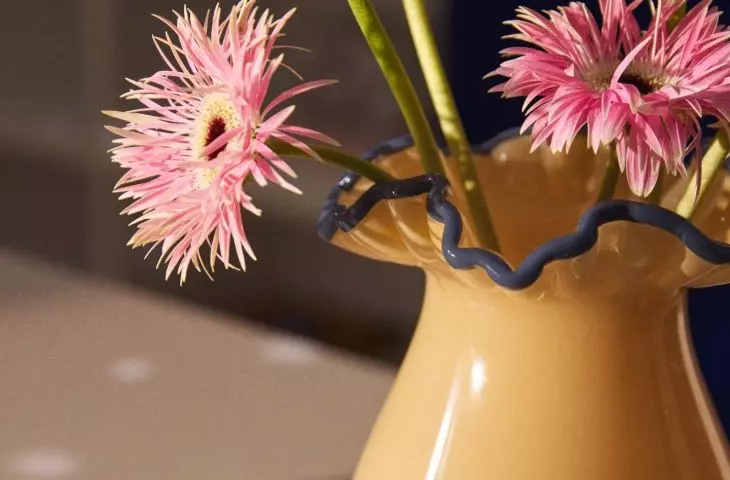 Butterscotch combined with navy blue give an interesting contrasting effect