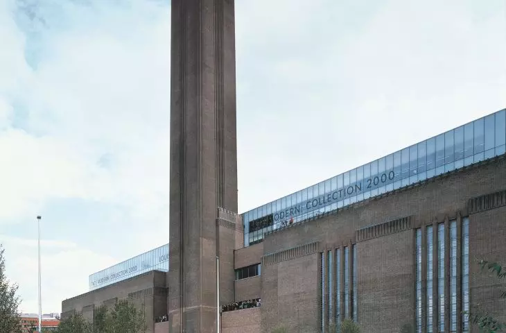 Galeria Tate Modern w Londynie —   główną zmianą w zewnętrznej strukturze budynku było dodanie dwupiętrowej, szklanej przestrzeni na jednej połowie dachu
