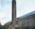 Galeria Tate Modern w Londynie —   główną zmianą w zewnętrznej strukturze budynku było dodanie dwupiętrowej, szklanej przestrzeni na jednej połowie dachu