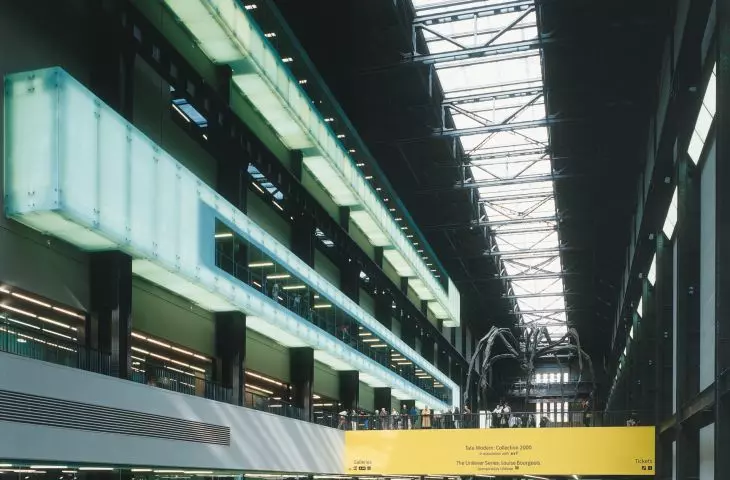Galeria Tate Modern w Londynie —  hala turbin to przestrzeń o wysokości trzech pięter, której surowe, przemysłowe wykończenie współgra z modernistycznymi interwencjami
