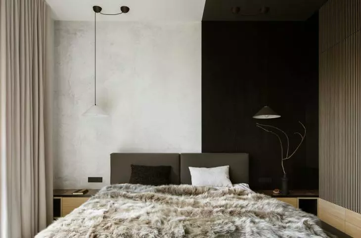 The wall behind the bed was divided into two parts - light and dark