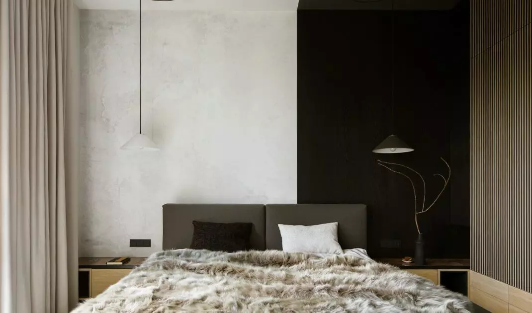 The wall behind the bed was divided into two parts - light and dark