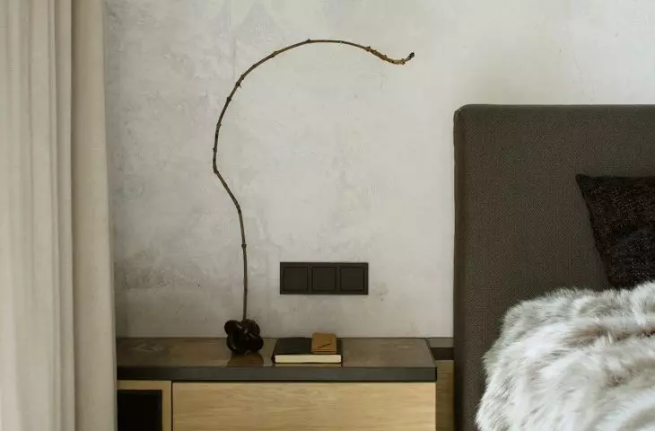 Lamp with a black wire 