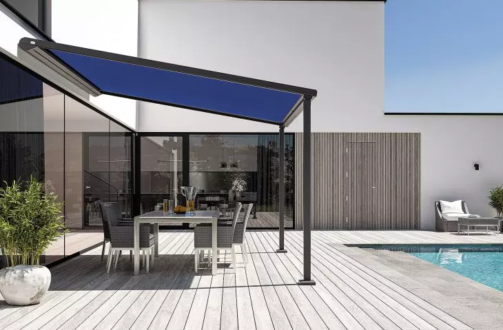 Portofino pergola with Vario poles allowing variable pitch of the sheathing