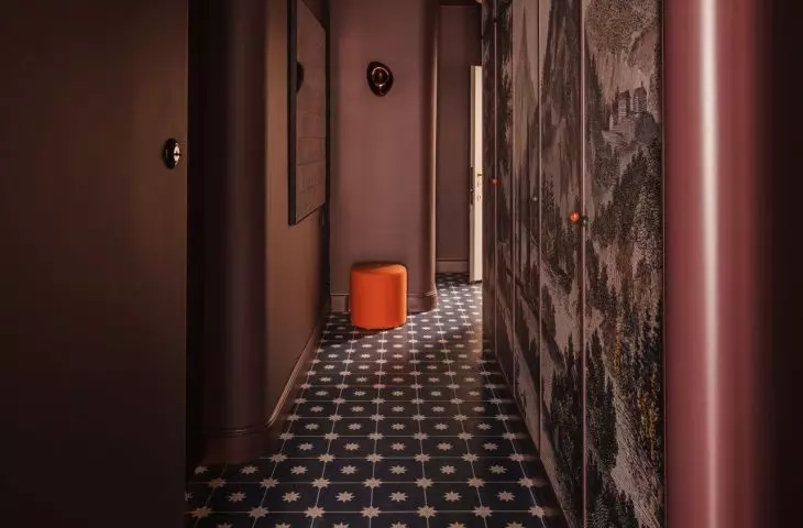 The entrance area is dominated by burgundy