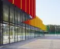 Centrum treningowe dla sportowców w Druskiennikach na Litwie  —   parter obiektu został przeszklony, natomiast wyższe partie budynku wyróżnia kolorowy pas elewacyjny z wąskich, pionowych listew