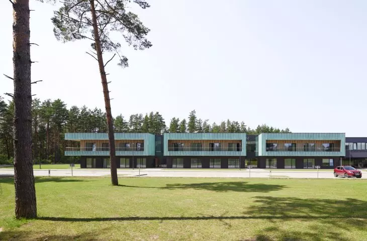 Centrum treningowe dla sportowców w Druskiennikach na Litwie  —  elewacja obiektu z drugiej strony budynku
