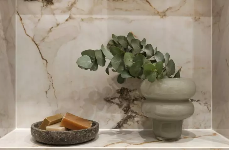 Bathroom arrangements are kept in natural colors
