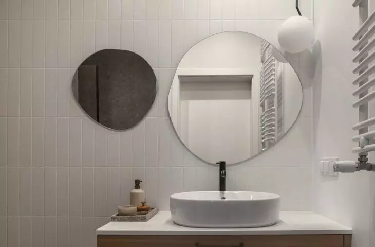 Natural materials relate to the design of the bedroom
