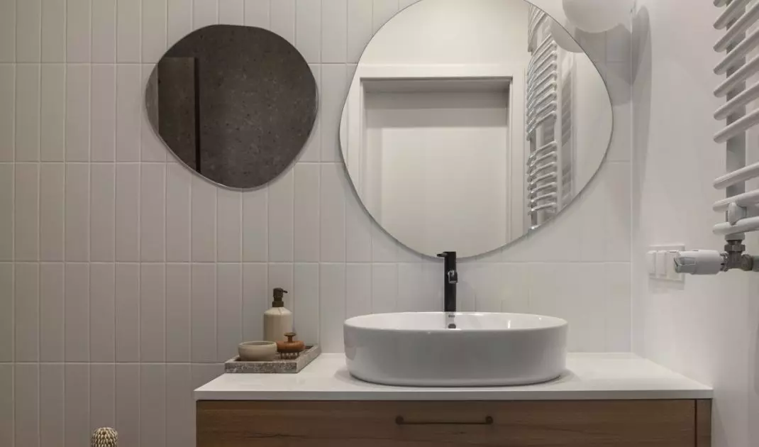 Natural materials relate to the design of the bedroom