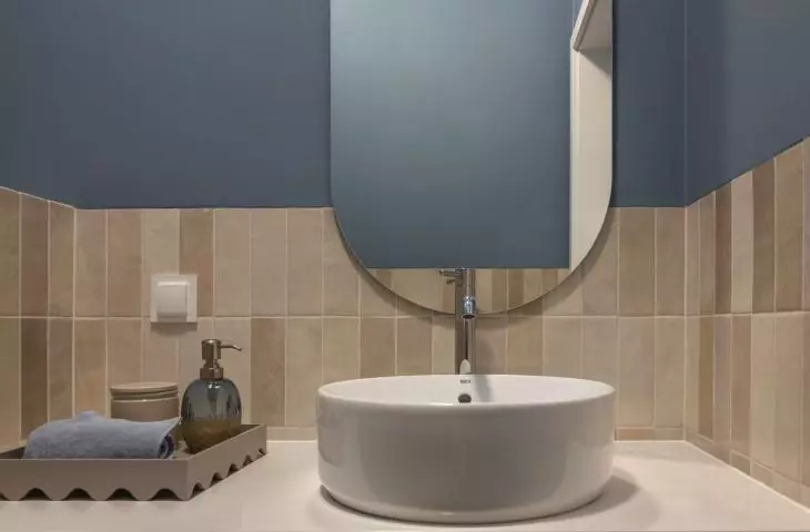 The toilet is distinguished by the use of color