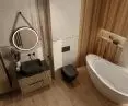 Miska wisząca Onil Black, Wanna wolnostojąca Reus, Szafka wisząca Oklahoma Wood, Umywalka Alegranza Black, Bateria umywalkowa podtynkowa Orion Mat Black, Lustro Ava, Słupek wiszący Oklahoma Wood