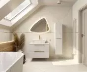 Szafka wisząca Oklahoma White, Blat white, Umywalka Cabrera Grande, Bateria umywalkowa niska Orion Brushed Gold, Lustro Idaja, Słupek wiszący Oklahoma White, Grzejnik wiszący Calentador