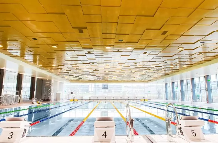 A total of 1,500 sq. m. of Knauf Ceiling Solutions gold tiles were hung over the entire 50-meter Olympic swimming pool.