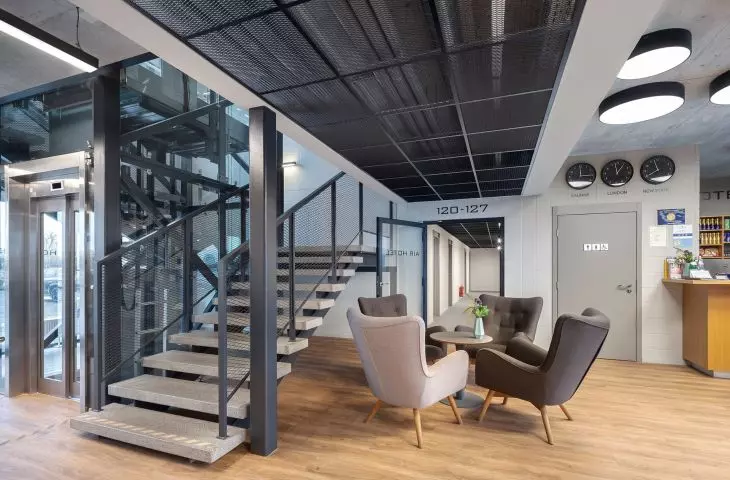 W litewskim Air Hotel projektanci zdecydowali się ozdobić lobby i klatkę schodową czarnymi, ażurowymi panelami z linii Mesh Met