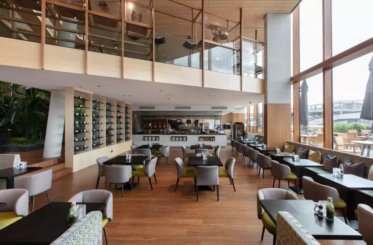 Hotel Jakarta zdecydował się na montaż eleganckich białych akustycznych sufitów z linii Eleganza