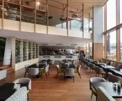 Hotel Jakarta zdecydował się na montaż eleganckich białych akustycznych sufitów z linii Eleganza
