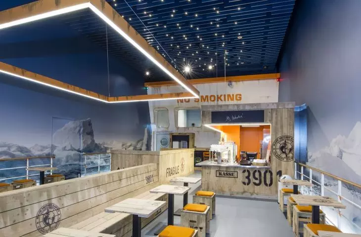 W kawiarni centrum naukowego Klimahaus Bremerhaven 8° Ost w Niemczech na granatowym „niebie” zamontowano metalowe Baffle Knauf Ceiling Solution